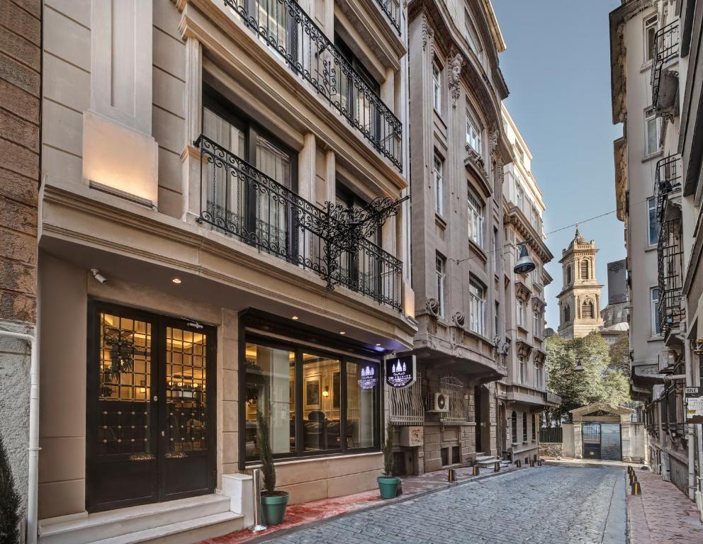 een lege straat in een stad met gebouwen bij The Trinity Hotel Taksim - Special Category in Istanbul