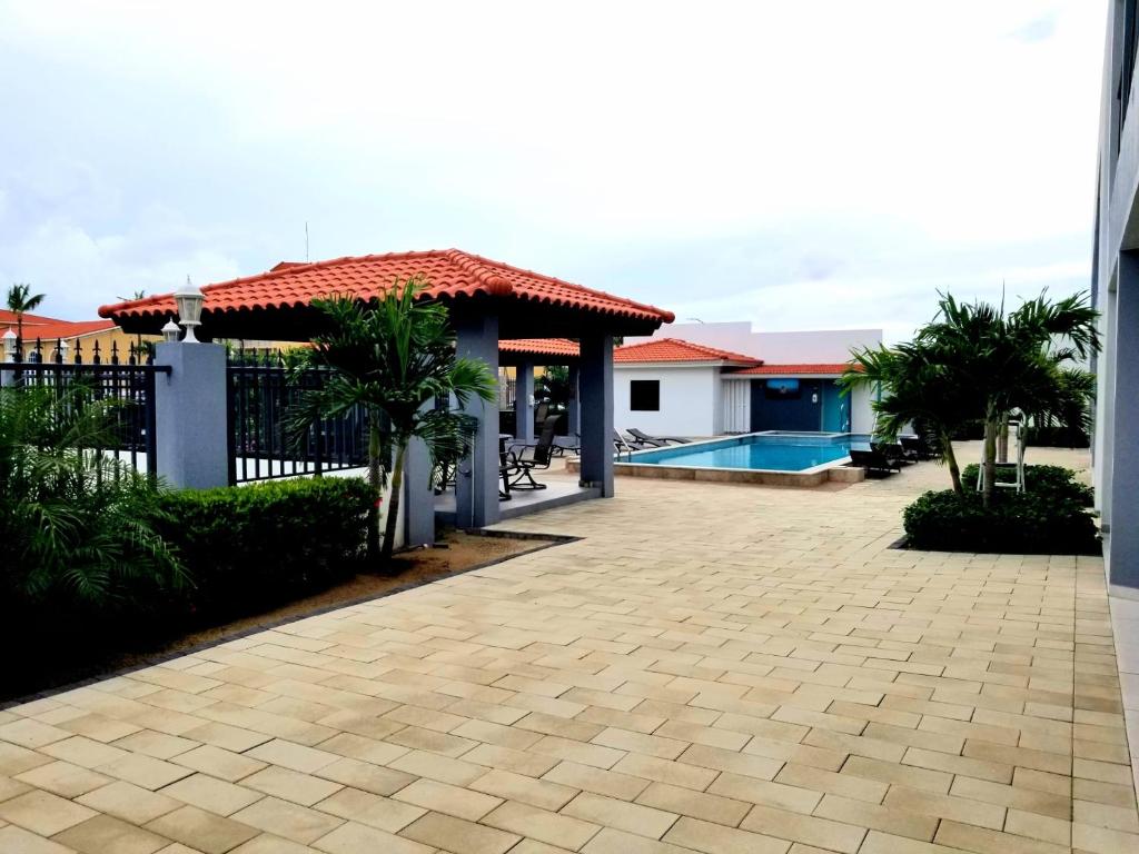 Bazén v ubytování Arena Condos Aruba - few steps from Eagle Beach! nebo v jeho okolí