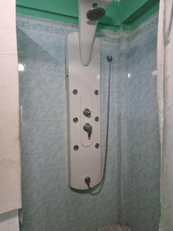 una doccia con soffione in un bagno di Belle View Apartment Villa - La Mar penthouse a Laborie