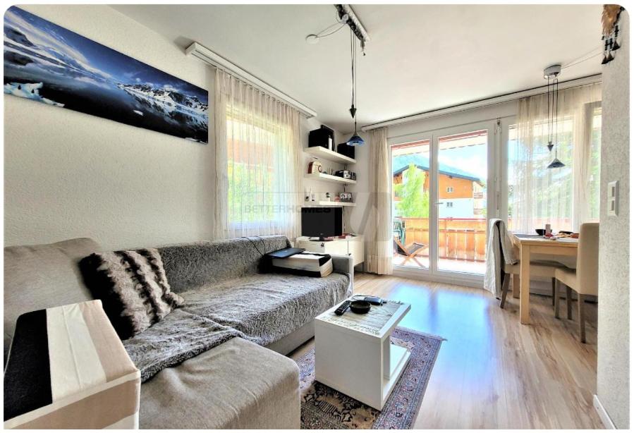 uma sala de estar com um sofá e uma mesa em Ferienwohnung Gemmiblick em Leukerbad