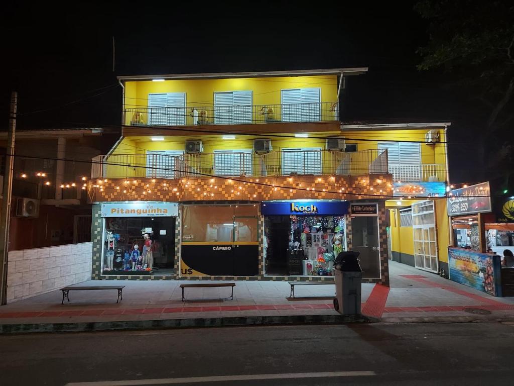 un edificio con balcón con luces encendidas en Residencial da Praia, en Florianópolis