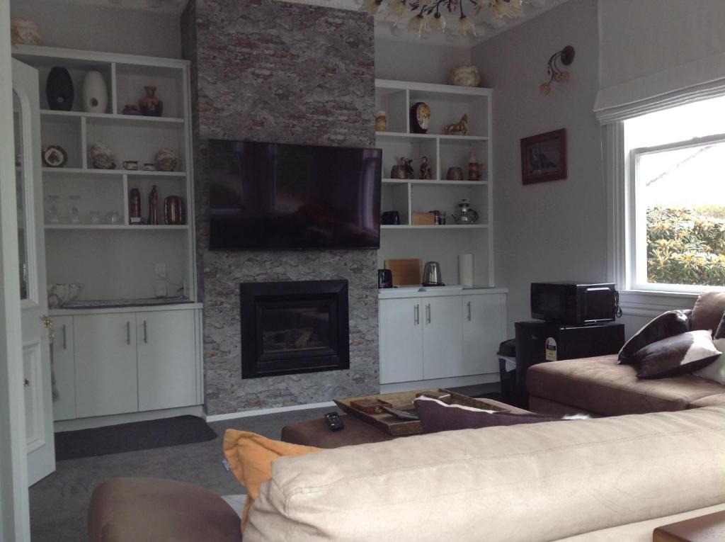 TV a/nebo společenská místnost v ubytování Aratahi Cottages - West Wing