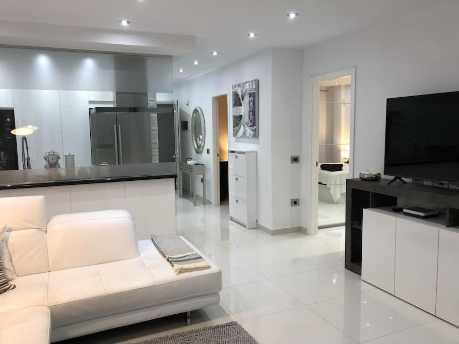 TV a/nebo společenská místnost v ubytování Apartamento con impresionantes vistas y piscina
