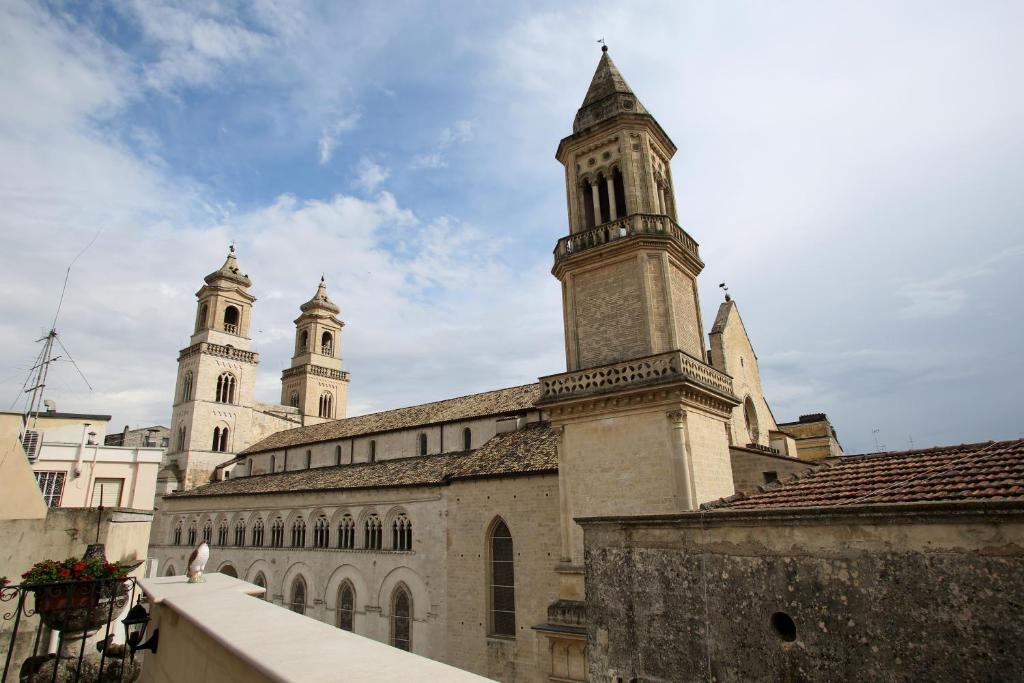 duży budynek z dwoma wieżami na górze w obiekcie B&B del Duomo w mieście Altamura