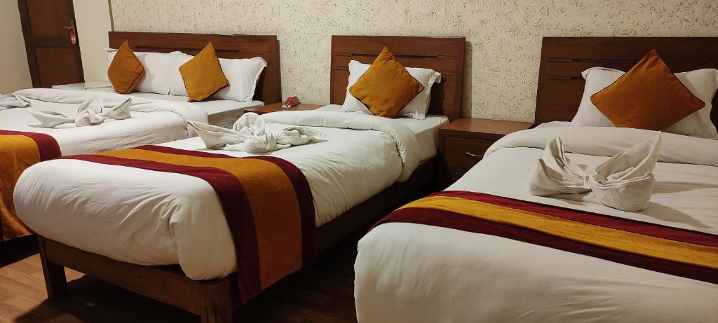 Postel nebo postele na pokoji v ubytování Royal Kings Hotel
