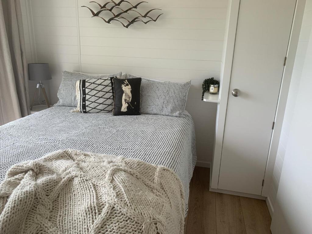 Letto o letti in una camera di 125 Church Bay Cabins