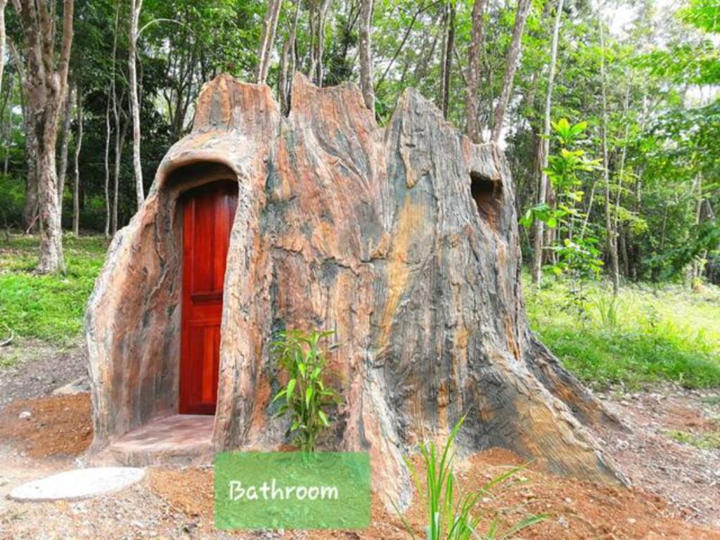 un grand arbre avec une porte. dans l'établissement Treehouse Holidays-Open house, à Ko Yao Noi