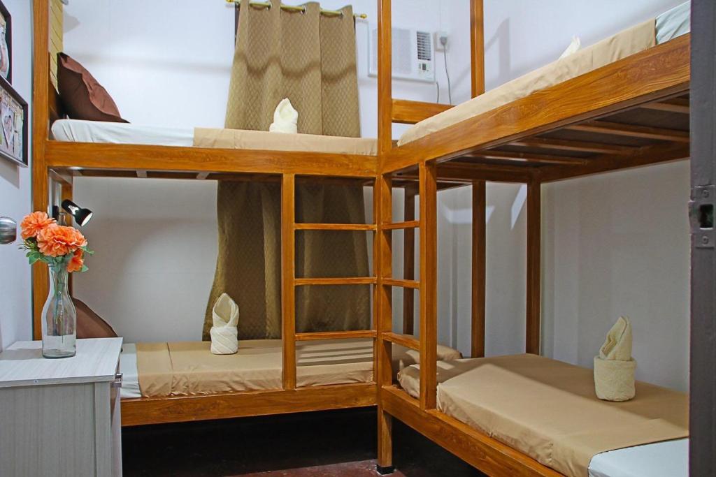 Palanda nebo palandy na pokoji v ubytování Prim Travellers Inn