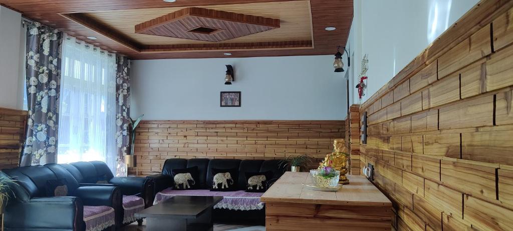 Posezení v ubytování Tridevi Home Stay