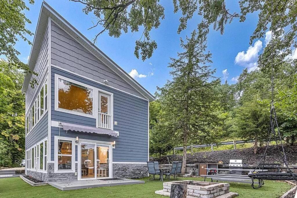 Picturesque Lakeside Oasis on Kettle Moraine Lake - Housity