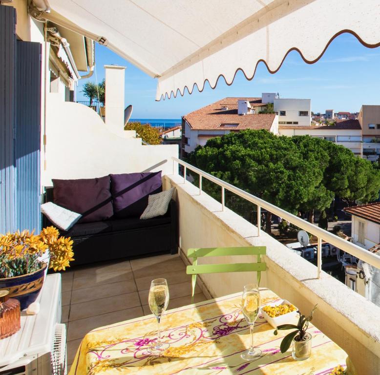 balcón con mesa y copas de vino en Penthouse Antibes apartment, en Antibes