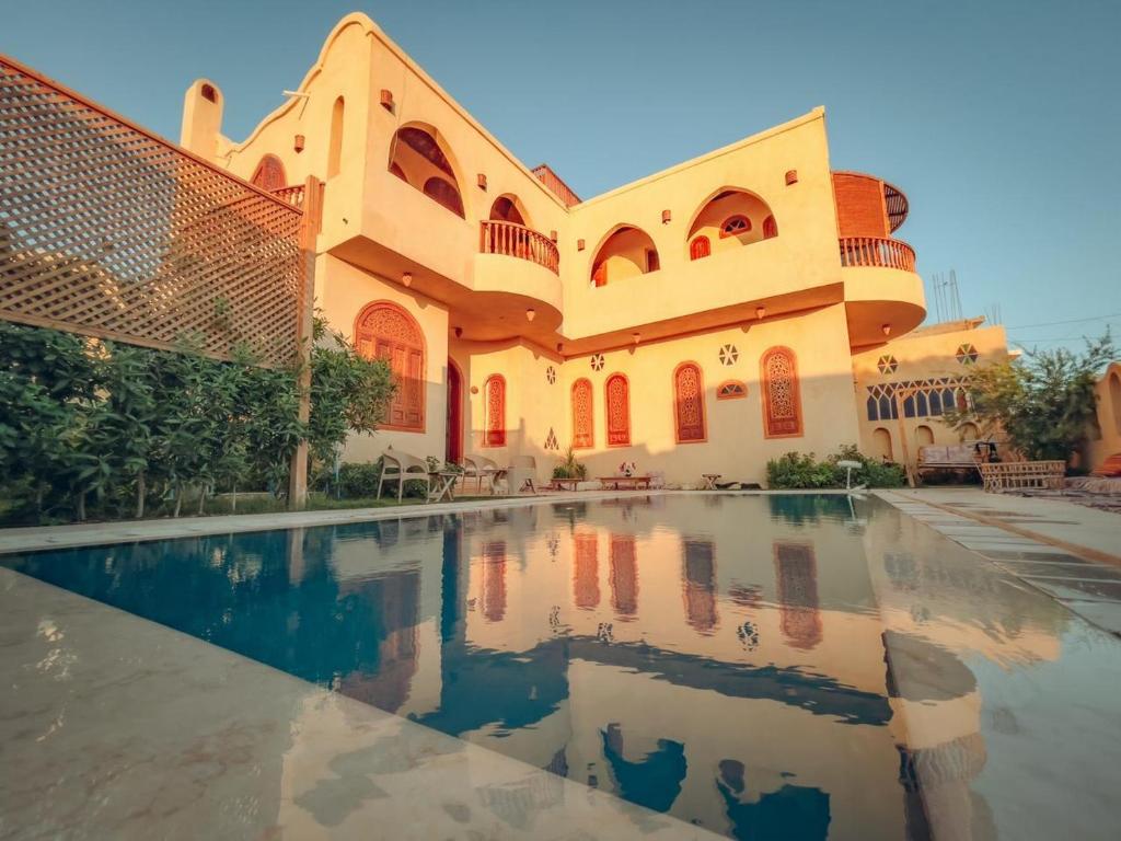 Tunis Palace - Fayoum في الفيوم: مبنى امامه مسبح