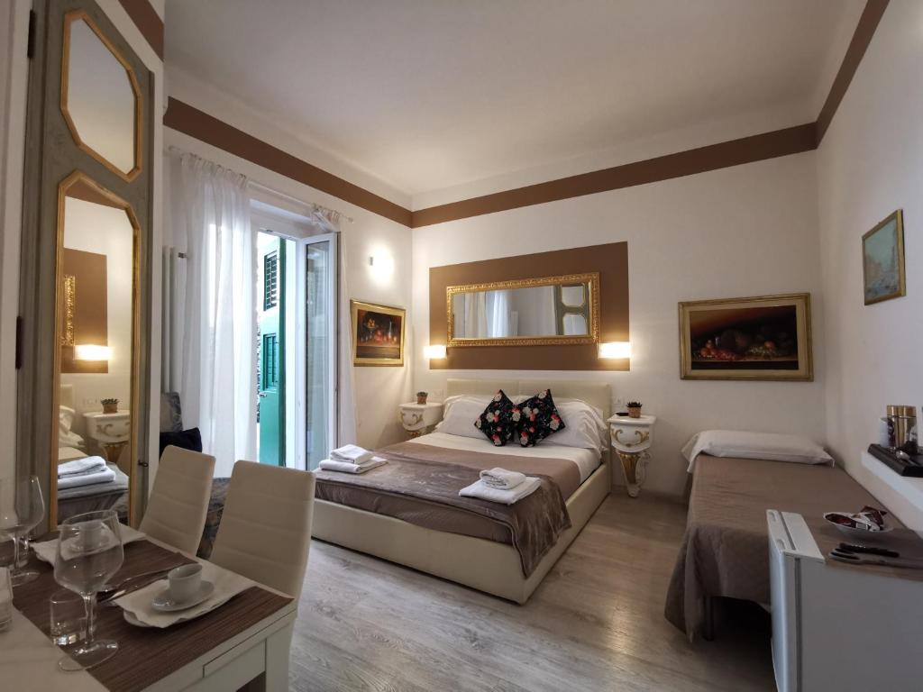 um quarto com uma cama, uma mesa e uma sala de jantar em La Stanza Di Giulietta em Verona