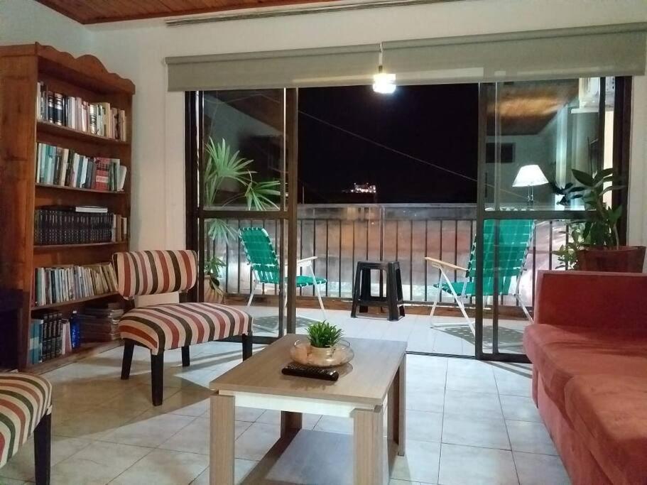 un soggiorno con divano e tavolo di Iguazu House a Puerto Iguazú