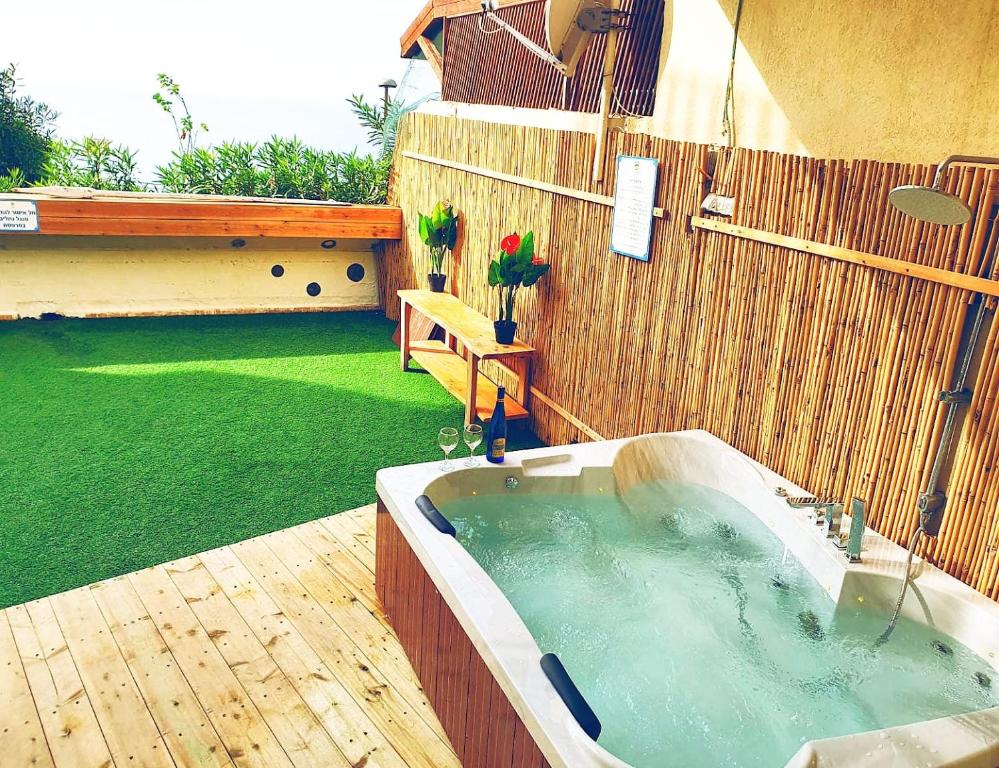 Bazén v ubytování Magic on the sea-suites with a private jacuzzi and a private sea view nebo v jeho okolí