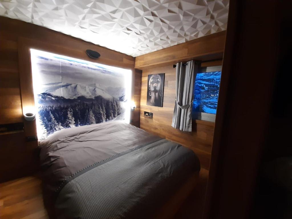 ein Schlafzimmer mit einem Bett in einem kleinen Zimmer in der Unterkunft ROYAL SUITE TOTTO'NETTA 504 in Passo del Tonale