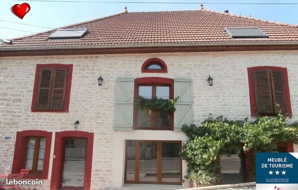 een gebouw met rode ramen en een rood dak bij Gite 3 étoiles "entre sources et rivière" Besançon in Vaire-le-Grand