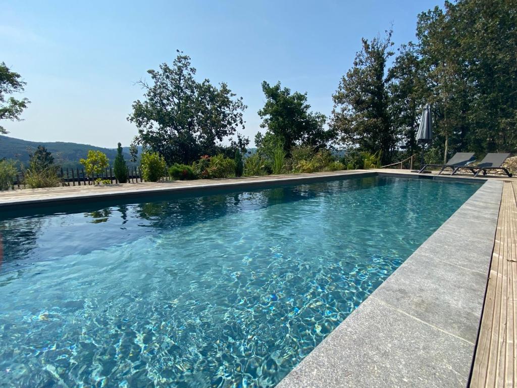 een zwembad met helderblauw water bij Villa Durandal in Souillac