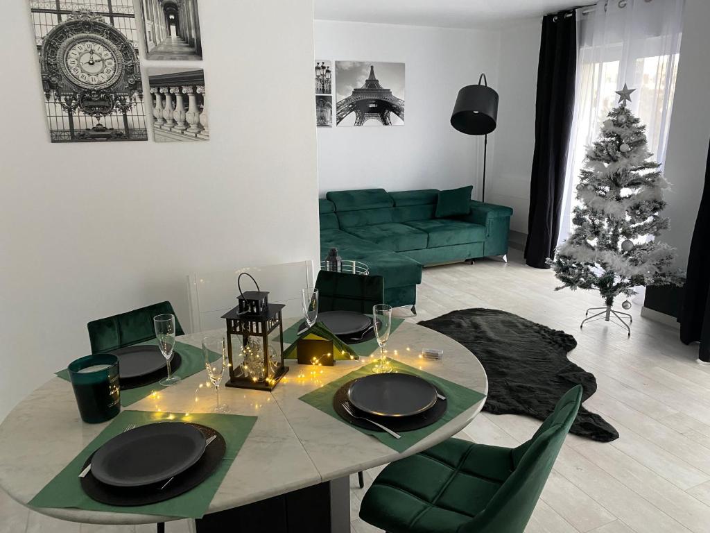 un salon avec une table et un sapin de Noël dans l'établissement Le Grand DOLLFUS, 90m2 de charme au coeur de ville, à Mulhouse