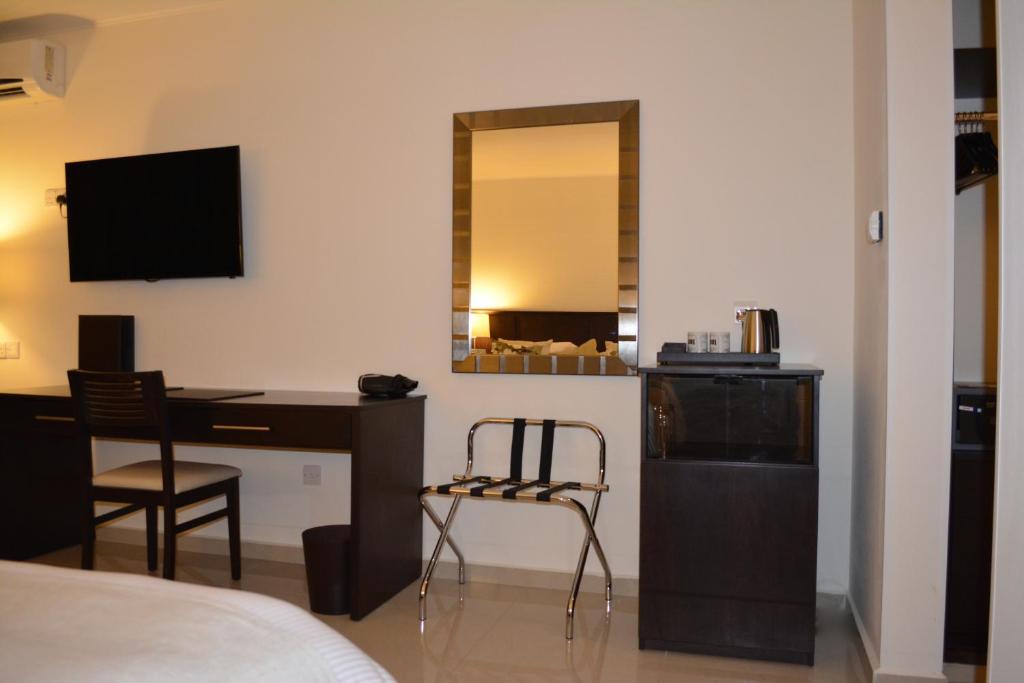 TV a/nebo společenská místnost v ubytování New Brookfields Hotel
