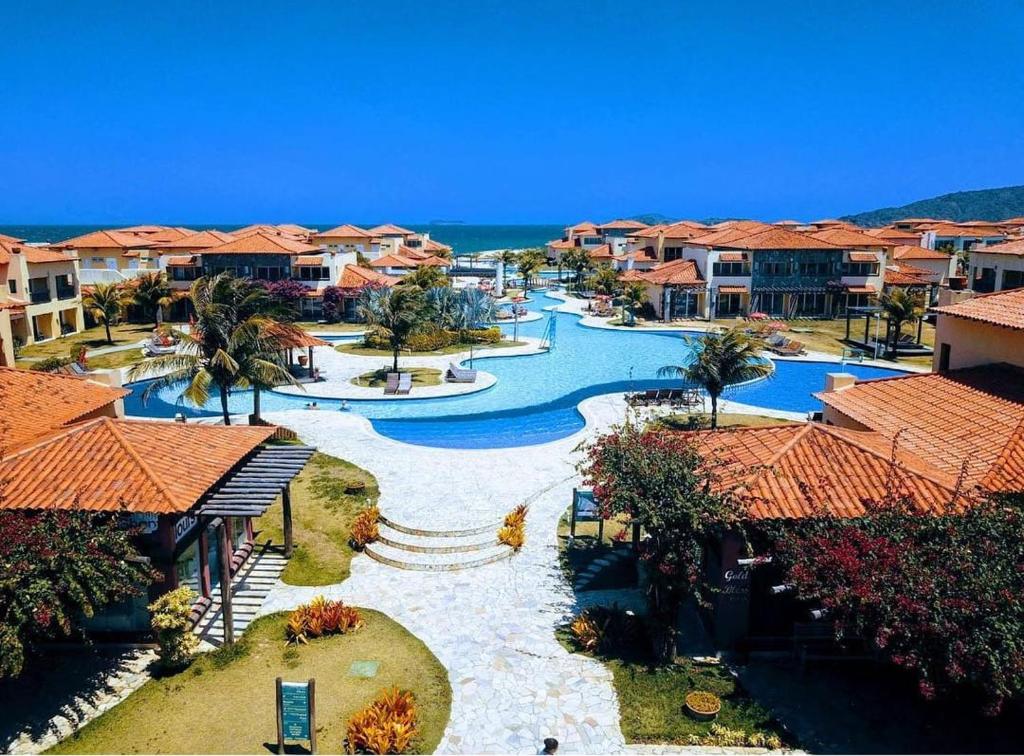 een luchtzicht op een resort met een waterpark bij Buzios Beach Resort Apartamento Luxo Home Premium in Búzios