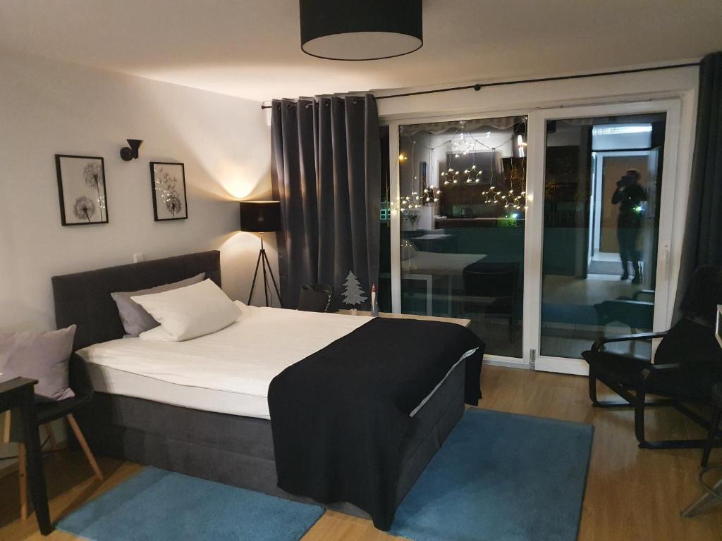 Cette chambre d'hôtel comprend un lit et un balcon. dans l'établissement Businessappartement Nr 2, à Worms