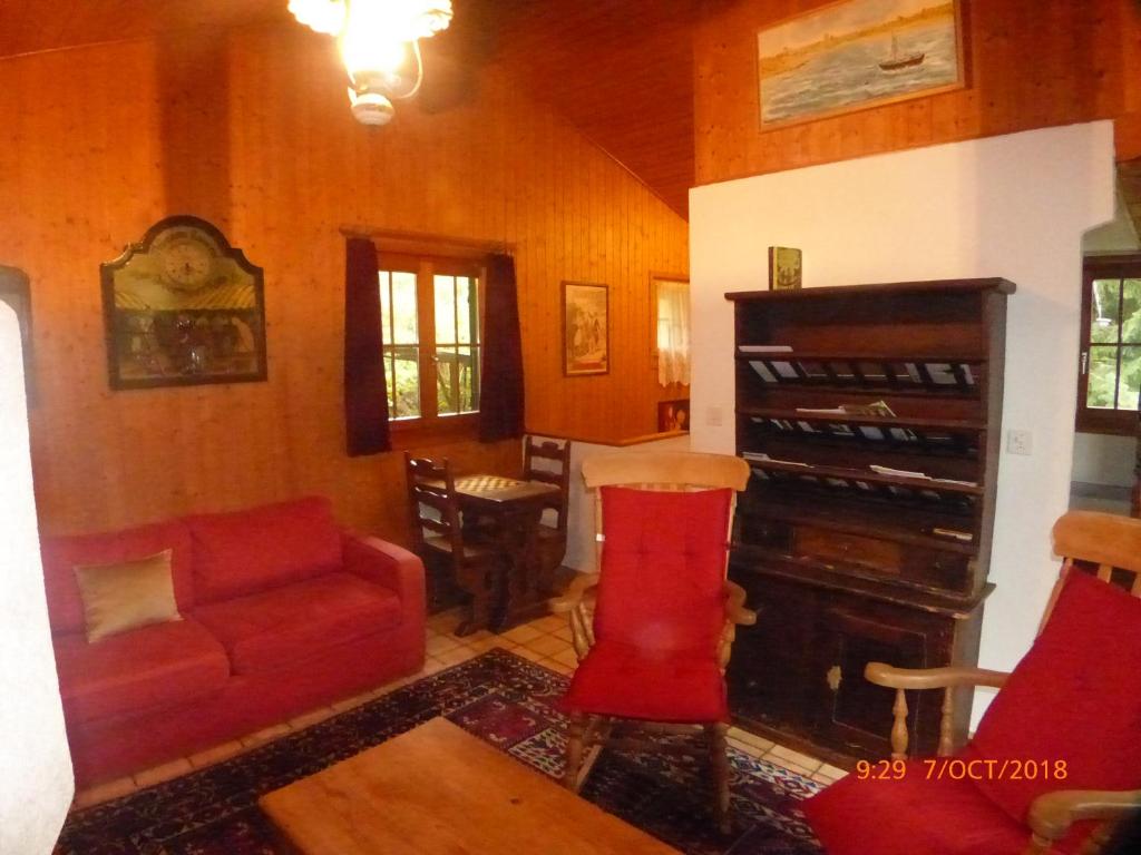 Posezení v ubytování Charming chalet with panoramic view and private parking in Gruyère