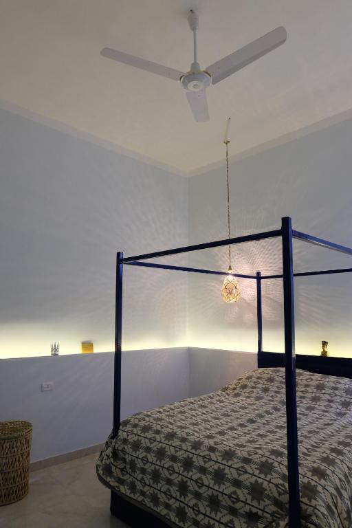 1 dormitorio con 1 cama y ventilador de techo en NEW Luxury Villa, BEST mountain views! near Temples en Luxor