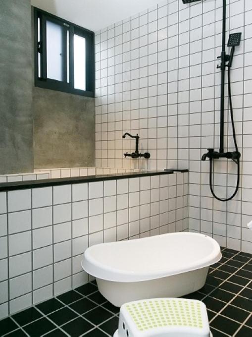 a white tiled bathroom with a tub and a shower at Meng Yun Ge Hotel in Jiaoxi