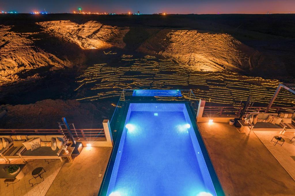een uitzicht op een glijbaan in een grot 's nachts bij The Cliff Resort in Riyad