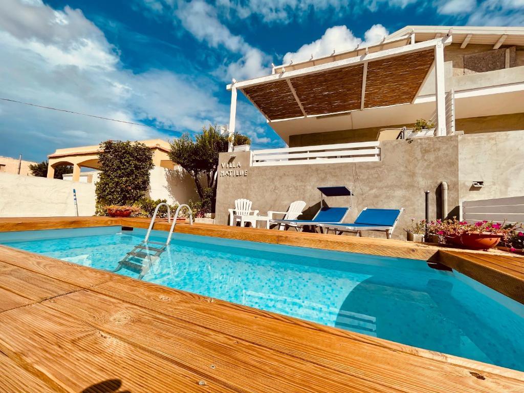 una piscina frente a una casa en Villa Matilde, en Marina di Ragusa