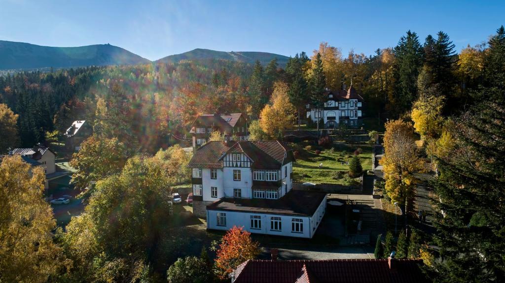 widok z góry na duży dom w lesie w obiekcie Perła Sudetów by Stay inn Hotels w mieście Karpacz
