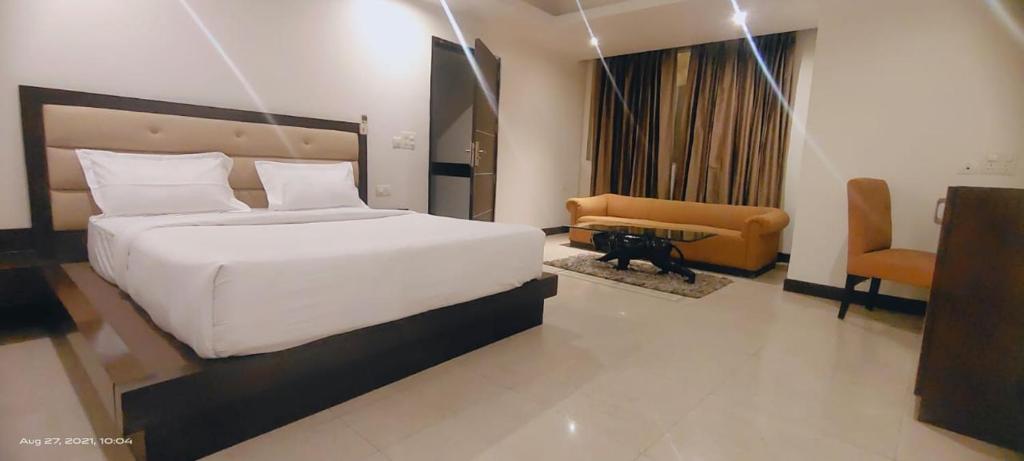 Postel nebo postele na pokoji v ubytování Zenith Hotel - Delhi Airport