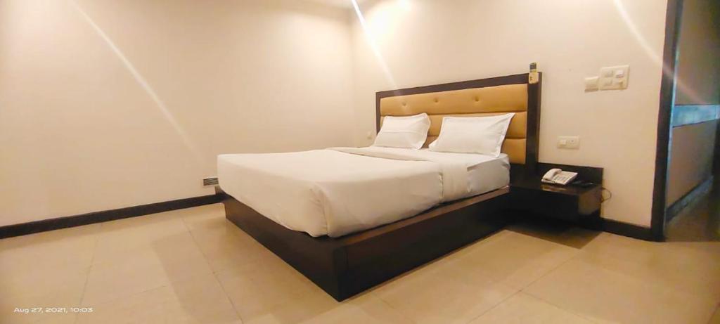 Postel nebo postele na pokoji v ubytování Zenith Hotel - Delhi Airport