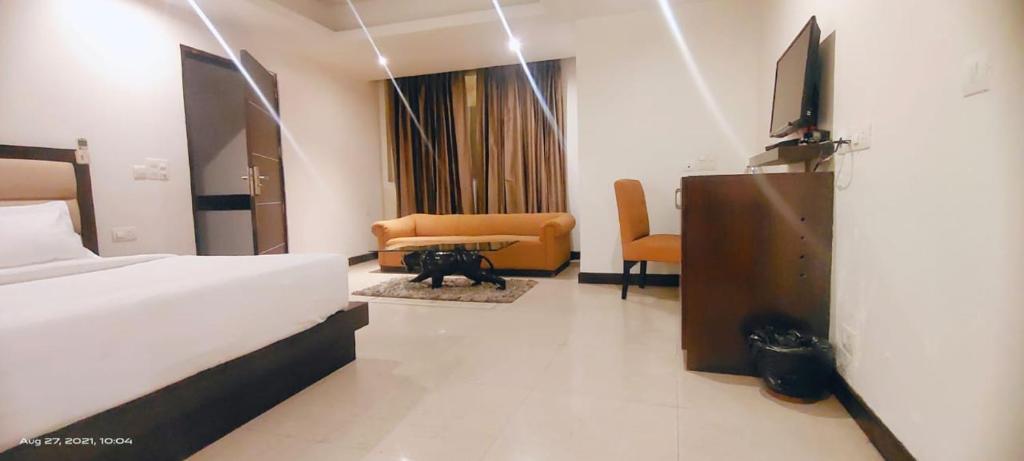 TV a/nebo společenská místnost v ubytování Zenith Hotel - Delhi Airport