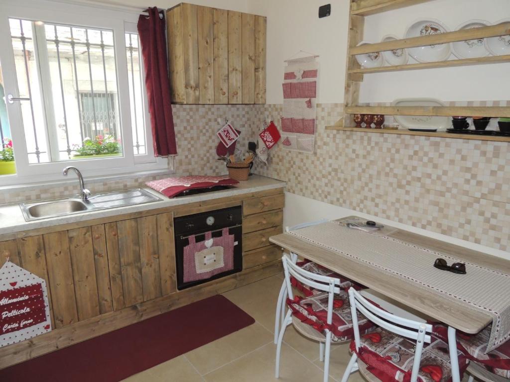 una cucina con lavandino e piano di lavoro di Casa Vacanze “Playa” a Trebisacce