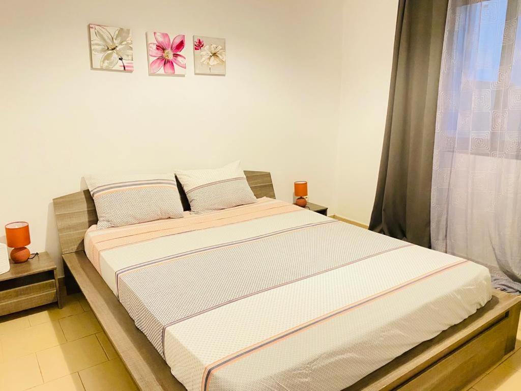 ein Schlafzimmer mit einem großen Bett in einem Zimmer in der Unterkunft LeCosy House in Dakar