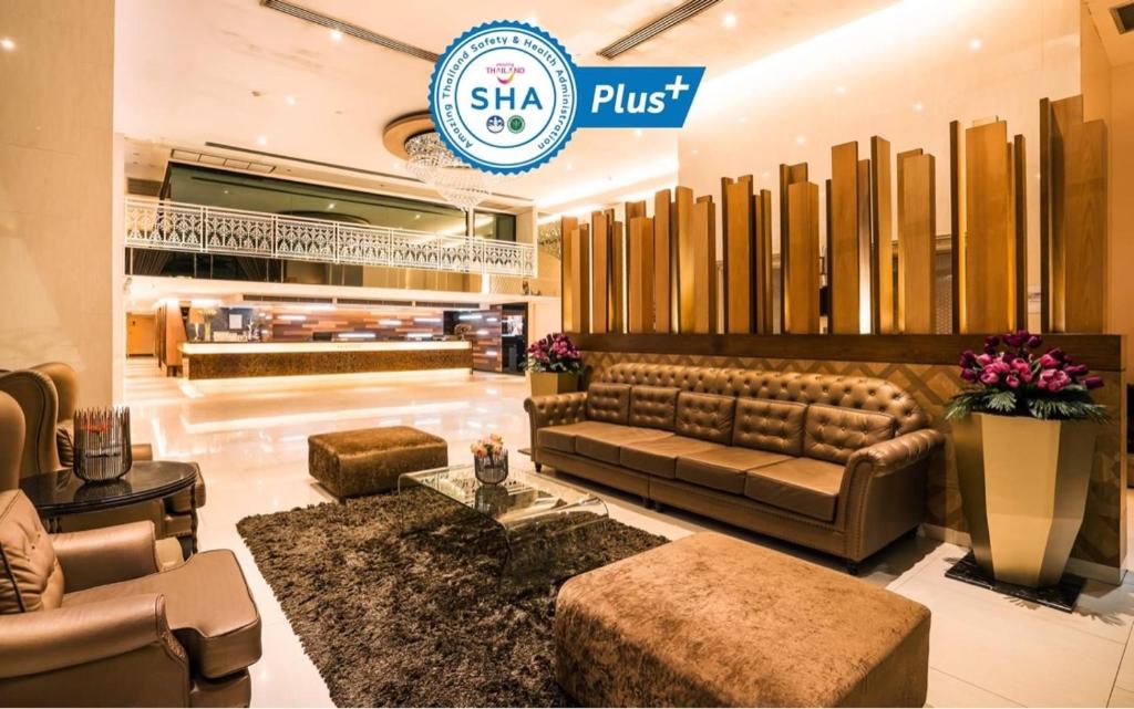 eine Lobby mit Ledersofas und Tischen sowie ein Geschäft in der Unterkunft Grand Lord Boutique Hotel- SHA Extra Plus Certified in Bangna