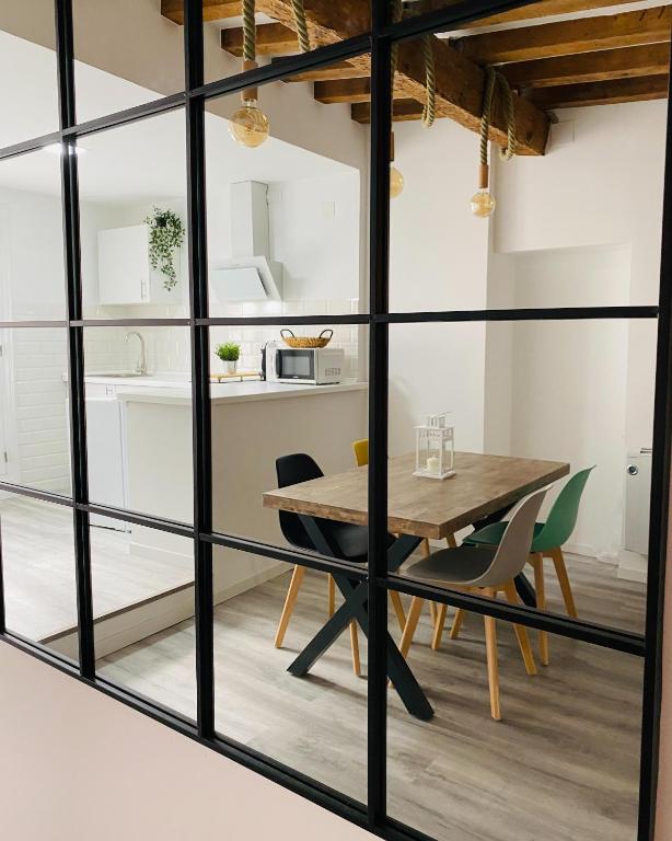 a kitchen and dining room with a table and chairs at La Moneda Home Spa in Cuenca