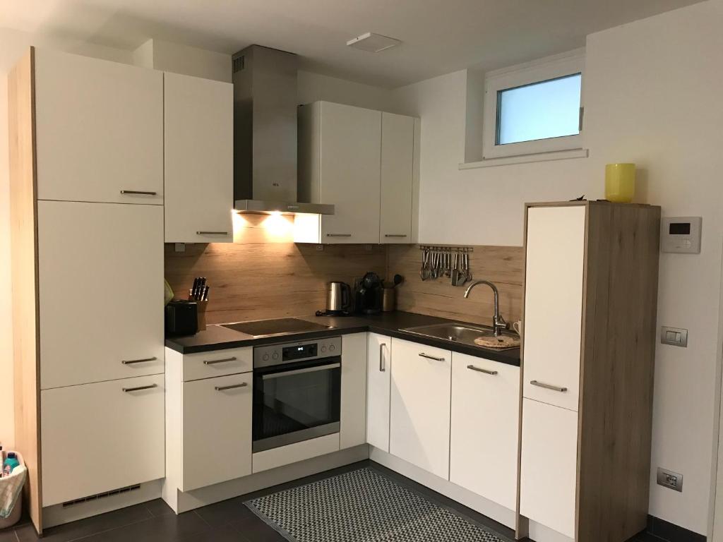 Kuchyň nebo kuchyňský kout v ubytování Schöne Neubauwohnung mit Garten