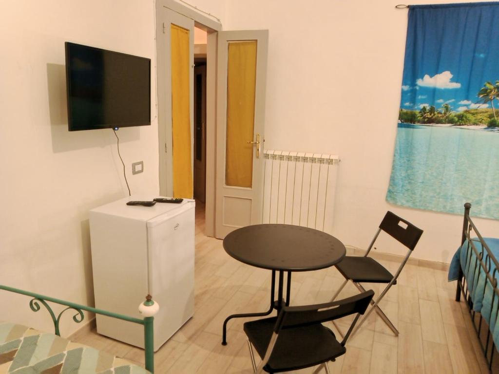 Televízia a/alebo spoločenská miestnosť v ubytovaní Le Stanze di Ginevra 2-Santa Maria a Vico-