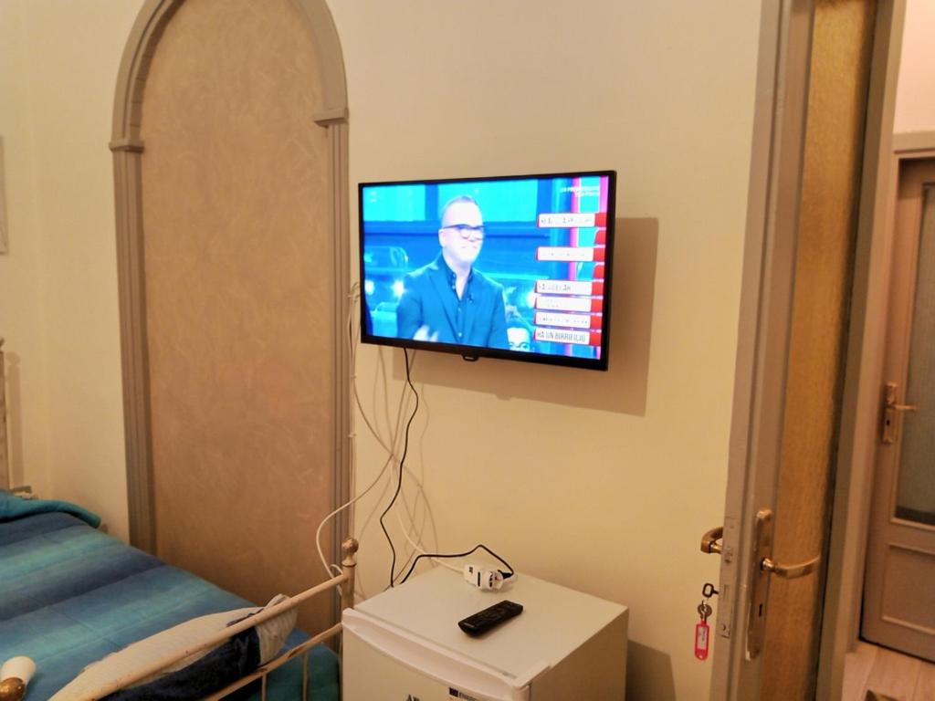 Televízia a/alebo spoločenská miestnosť v ubytovaní Le Stanze di Ginevra 2-Santa Maria a Vico-