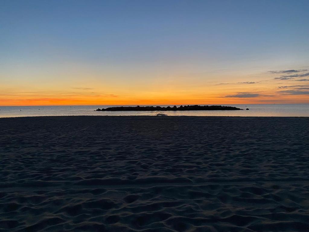 - une plage au coucher du soleil en arrière-plan dans l'établissement T3 PLEIN PIED FRONT DE MER, au Barcarès