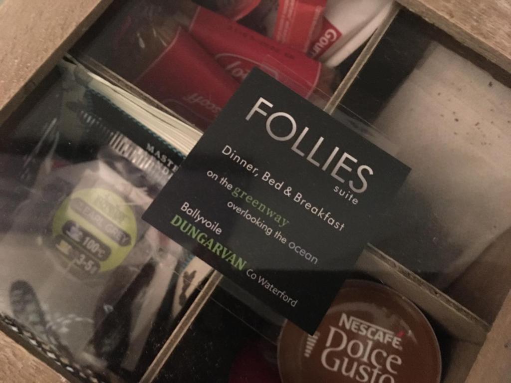 Majutusasutuses Follies Suites Ballyvoile olev sertifikaat, autasu, silt või muu dokument
