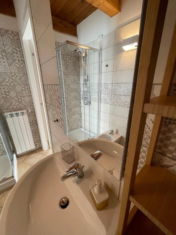 A bathroom at B&B Sacca