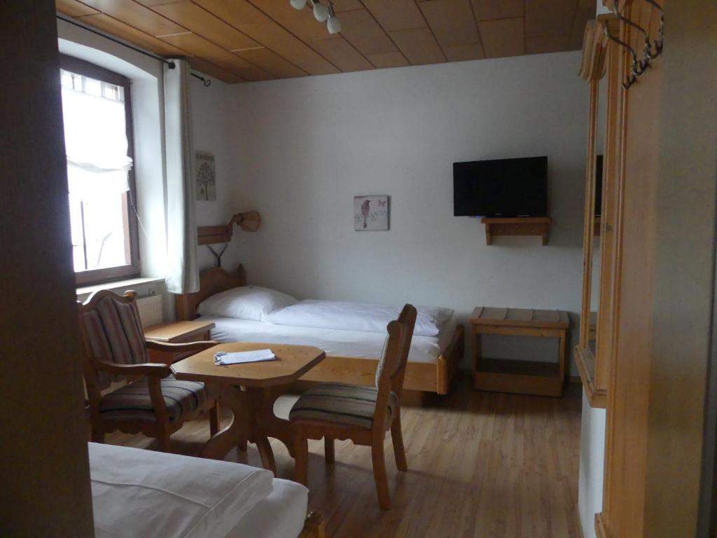 Bayerischer Hof - Standard Twin Room