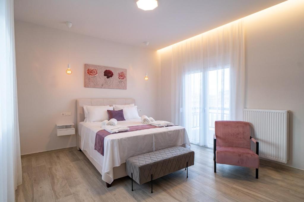 Postel nebo postele na pokoji v ubytování Lux Palace Trikala