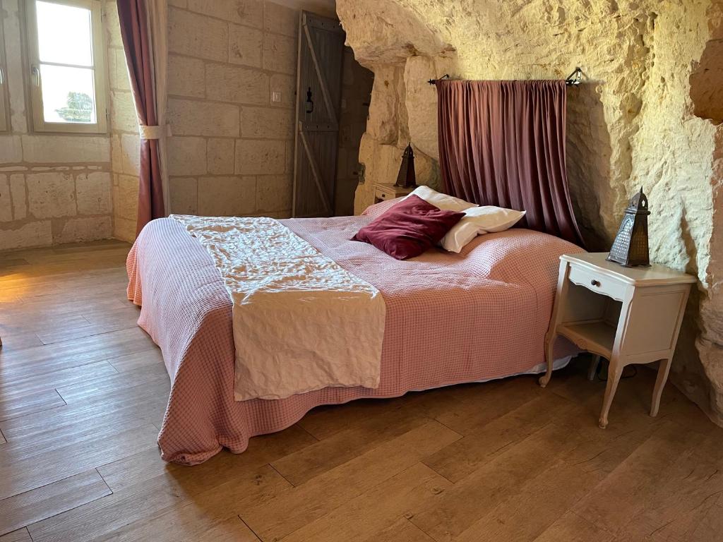 מיטה או מיטות בחדר ב-L’escale Troglo au bord de la Loire