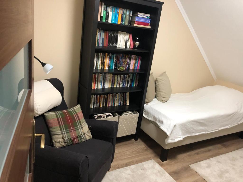 Łóżko lub łóżka w pokoju w obiekcie Galéria Apartmanház