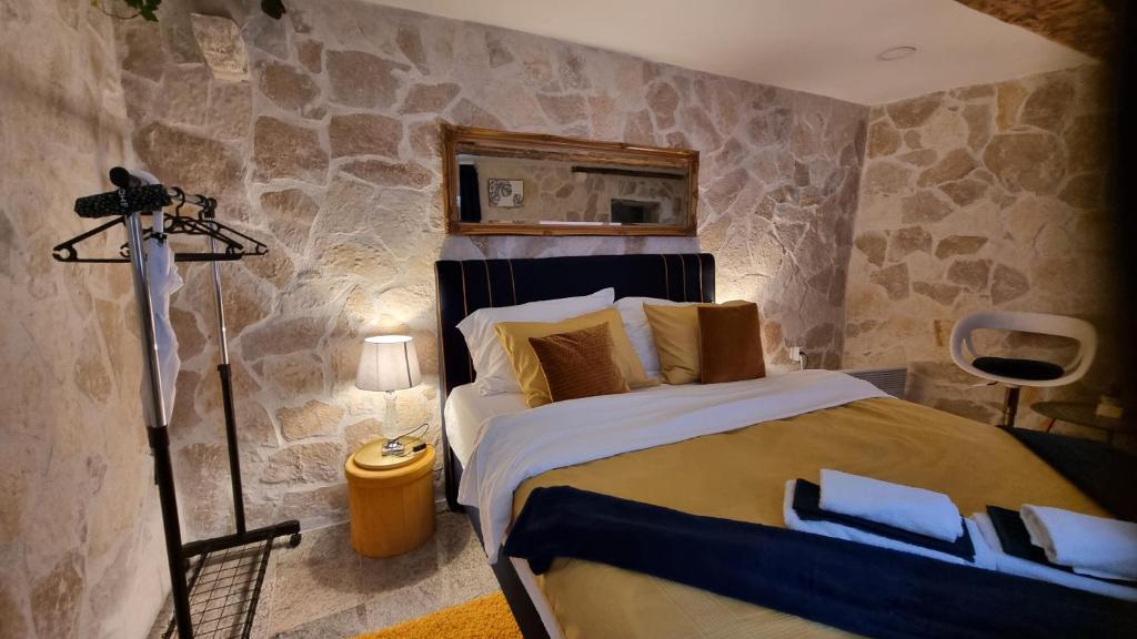 Posteľ alebo postele v izbe v ubytovaní Stone studio